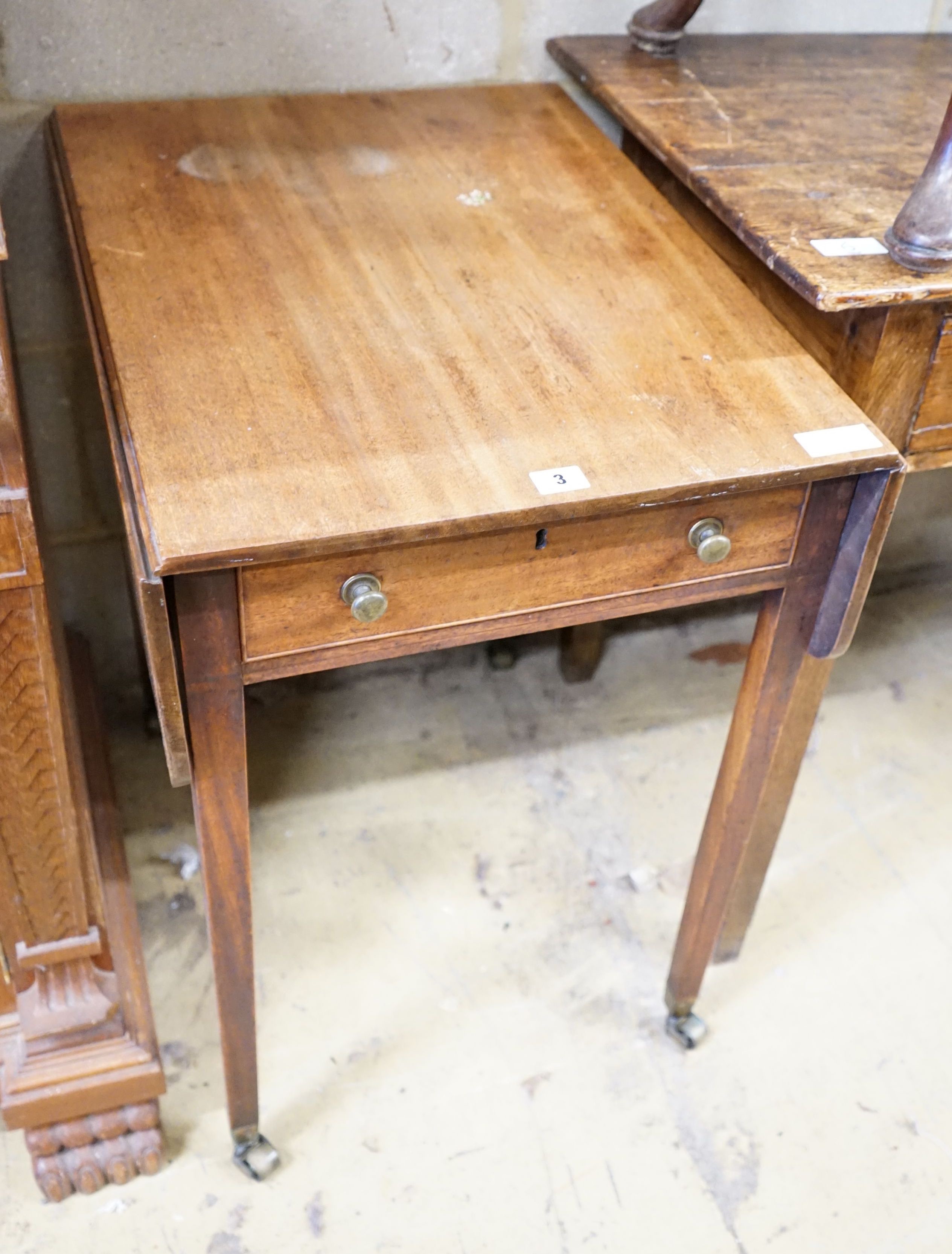 A George III mahogany Pembroke table, width 62cm, depth 47cm, height 70cm